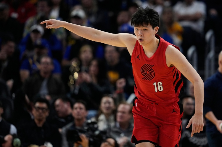 竞彩足球资讯分析-拓记：杨瀚森在G联赛和NBA都越来越适应了 对位亚当斯是宝贵经验