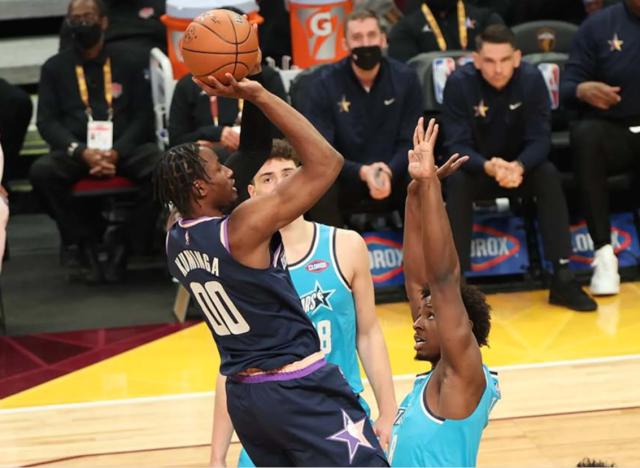 新秀赛库明加意兴阑珊 下半赛季他将继续重拳出击