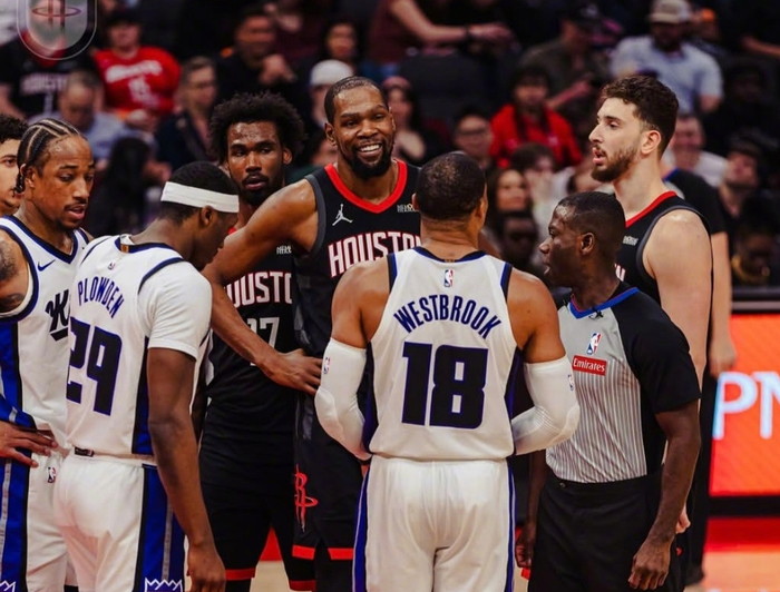 竞彩足球资讯分析-场均17分,和2.5亿超级顶薪划清界限!作为夺冠热门,你们该考虑拆队|火箭|凯文·杜兰特|申京|明尼苏达森林狼队|弗雷德·范弗里特_新浪体育_新浪新闻