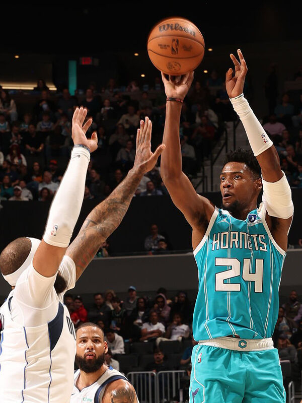 足球比分-双杀独行侠，豪取5连胜！黄蜂26年以来20胜，联盟第二仅次于绿军|凯尔特人|三分球|波士顿凯尔特人队|达拉斯独行侠队|亚特兰大老鹰队_新浪新闻